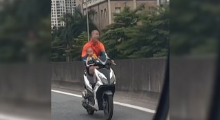 Nam thanh niên 'ngáo đá' đi lạng lách, ôm theo trẻ nhỏ trên đường Vành đai 3