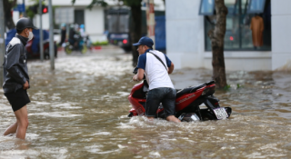 Cứu hộ xe ngập nước - Nghề hốt bạc mùa mưa lũ