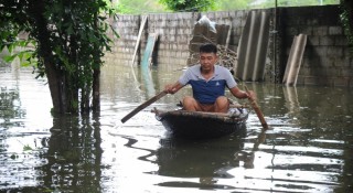 Lũ chồng lũ, người dân Chương Mỹ khẩn trương sơ tán và ứng phó