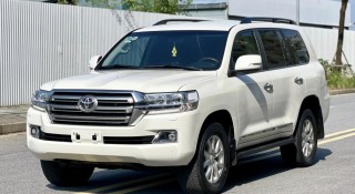 Bất ngờ với mức Toyota Land Cruiser LC200 2017 sau 7 năm lăn bánh