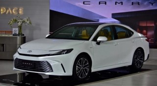 Toyota Camry thế hệ mới bất ngờ xuất hiện tại Việt Nam kèm chi tiết khác lạ