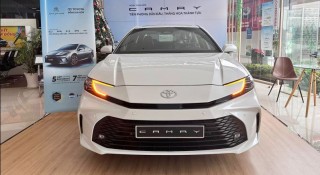Ảnh trọn vẹn Toyota Camry hoàn toàn mới bản 'rẻ nhất' tại đại lý