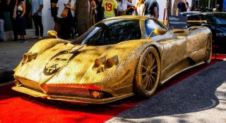 Chiêm ngưỡng Pagani Zonda độc bản sở hữu gương mặt “Messi” với 100.000 đồng xu vàng