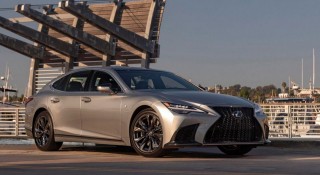Sedan cao cấp Lexus LS đứng trước nguy cơ bị 'thay thế' bởi người anh em trong nhà