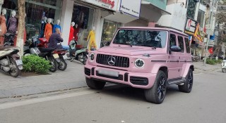 Mục sở thị Mercedes-AMG G63 mang 'lớp áo' hồng đặc biệt trên phố Hà Nội