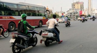 Kéo, đẩy xe máy trên đường phố có thể bị phạt tới hàng triệu đồng