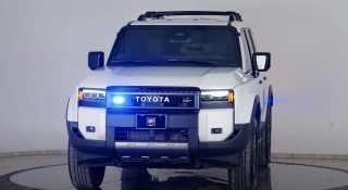 Toyota Land Cruiser lột xác trong phiên bản chống đạn, ví như một chiếc 'xe tăng'