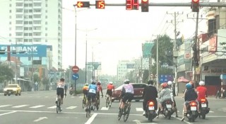 Lên án hành vi đoàn xe đạp thản nhiên vượt đèn đỏ trên đường quốc lộ