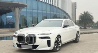 BMW 750Li độ nâng đời thế hệ mới bất ngờ rao bán chỉ ngang xe hạng C đập hộp