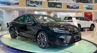 Hơn 1 tỷ đồng: Chọn Camry 'đập hộp' hay Mercedes S400 2015 độ full Maybach?