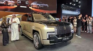 BYD ra mắt SUV hạng sang Yangwang U8L: Logo mạ vàng 24K, công suất khủng 1.180 mã lực