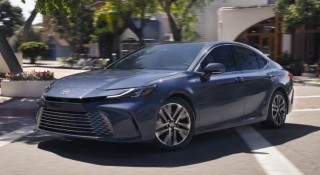 Toyota Camry Nightshade 2025 ra mắt: Diện mạo thể thao, 'trái tim' hybrid quen thuộc