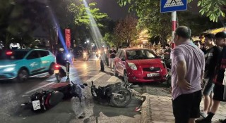 Hà Nội: Ô tô con gây tai nạn liên hoàn, nhiều xe máy bị húc văng trên đường Kim Giang