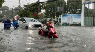 Thành phố Hồ Chí Minh tê liệt vì mưa lớn, người dân bì bõm 'lội nước' đi làm