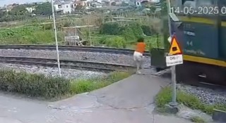 Đi bộ băng qua đường ray không quan sát, người phụ nữ bị tàu hỏa hất văng