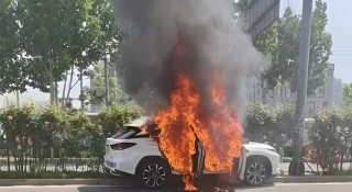 Xe tự lái ở Trung Quốc bốc cháy khi đang vận hành: Cảnh báo an toàn công nghệ AI?