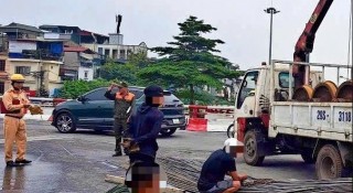 Mức phạt dành cho chủ xe và tài xế để bất cẩn làm rơi bó sắt trên đường