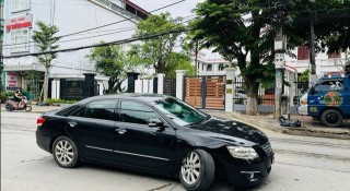 Toyota Camry gặp sự cố 'rơi bánh' giữa phố: Câu chuyện không chỉ là lỗi của thợ sửa xe