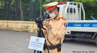 CSGT Hà Nội dùng máy ảnh 'bắt tại trận' xe máy vượt đèn đỏ ở ngã tư
