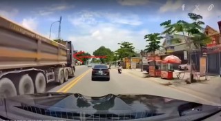 Nguy hiểm rình rập khi xe ben cướp làn ngược chiều trong khu dân cư