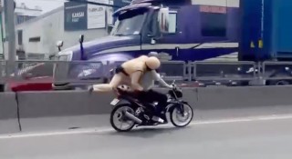 Lời trần tình gây phẫn nộ của tài xế khi cố tình để CSGT bám víu yên xe