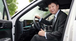 HLV Kim Sang-sik bất ngờ được tặng Hyundai Santa Fe bản cao cấp sau chiến thắng ấn tượng