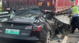 Tesla mất lái đâm trực diện vào xe đầu kéo, cú va chạm như “tên lửa lao tới'