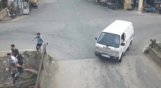 Tránh ôtô như ninja, xe máy chở ba 'hạ cánh' xuống mương
