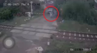 Vượt gác chắn tự động, 2 vợ chồng tử vong thương tâm dưới bánh tàu