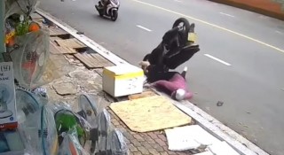 Bình Dương: Người phụ nữ lộn nhào vì miệng cống khiến dân mạng tranh cãi dữ dội
