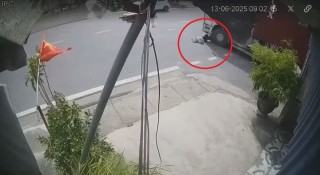 Phóng nhanh không quan sát, cô gái lao vào đầu xe container giữa đường lớn