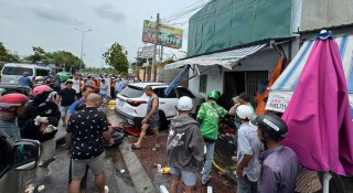 Kinh hoàng ở Phan Thiết: Ô tô mất lái hất văng xe máy, lao thẳng vào nhà dân khiến cụ bà tử vong