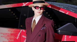 G-Dragon biến Cybertruck thành 'siêu phẩm thời trang': Đỏ rực, logo Peaceminusone, giới hạn toàn cầu