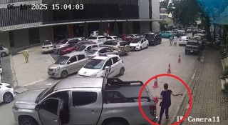 Hà Nội: Xe bán tải lùi bất cẩn trong bệnh viện, cuốn người đi bộ vào gầm xe