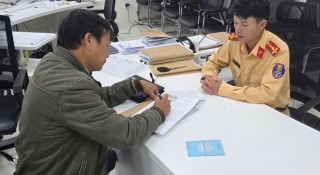 CSGT Lâm Đồng biểu dương tài xế vượt đèn đỏ và câu chuyện đặc biệt ở phía sau