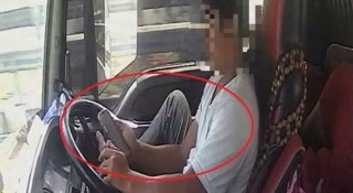 Phẫn nộ hành vi tài xế lái xe đầu kéo bằng một chân, lướt TikTok bằng tay còn lại