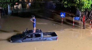 Thái Nguyên chìm trong mưa lớn, ô tô ngập đến nóc giữa phố
