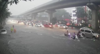 Hà Nội mưa lớn đúng giờ cao điểm, đường phố thành sông, xe cộ kẹt cứng