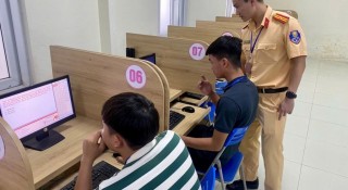 Chỉ hơn 44% người thi đỗ bằng lái sát hạch: Chuyện lạ đang diễn ra ở Hà Nội?