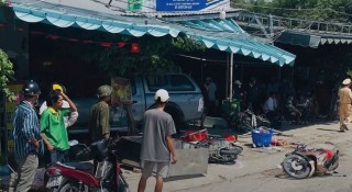 TP.HCM: Xe bán tải “điên” tông 8 xe máy, tài xế hoảng loạn sau tai nạn kinh hoàng