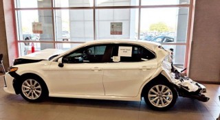 Toyota trưng bày Camry bị tai nạn trong showroom: Bằng chứng sống về độ an toàn thay vì lời quảng cáo