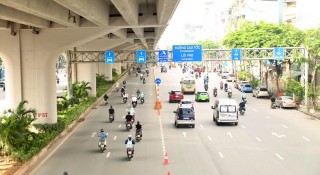 Hỗn loạn ngày đầu phân làn: Xe máy ùn ùn tràn vào làn ôtô trên đường Phạm Văn Đồng