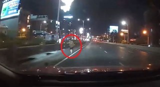 Thót tim cảnh người đi bộ vượt dải phân cách trên cầu Vĩnh Tuy giữa dòng xe cộ
