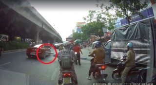 Phương tiện đi đường gặp họa vì xe máy chở sắt như 'bẫy tử thần'