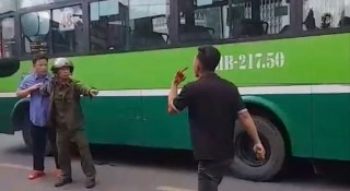 Va chạm nhẹ, tài xế xe tải cầm dao rượt đánh tài xế xe buýt giữa đường TP.HCM