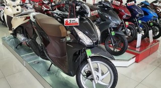 Xe máy xăng đồng loạt giảm giá sâu giữa làn sóng xe máy điện