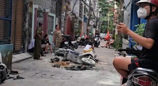 Xe điện bất ngờ bốc cháy dù không sạc, 7 người trong gia đình tháo chạy thoát thân