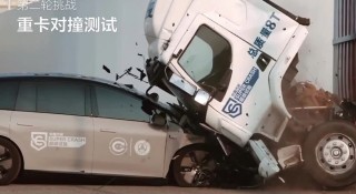 Xe điện Trung Quốc gây tranh cãi vì video thử nghiệm làm 'rụng đầu' xe tải