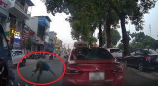 Hà Nội: Va chạm giữa xe tải và người đi bộ sang đường, ai đúng, ai sai?
