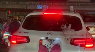 Xác minh chủ xe Mercedes 'cố tình' gắn nơ hồng để che biển số